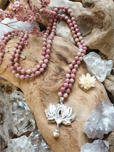 Лотос с жемчужиной на бусах из родонита подбус222