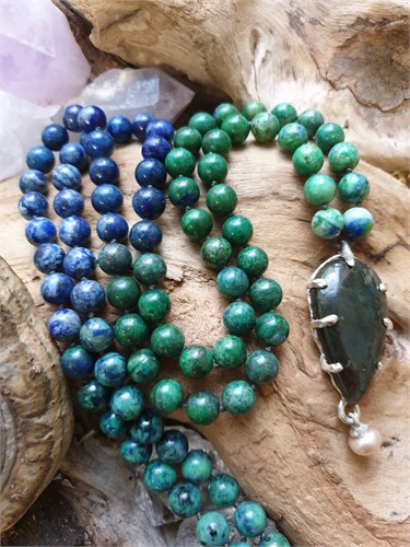 Лабрадор с жемчужиной на бусах из азурмалахита подбус225