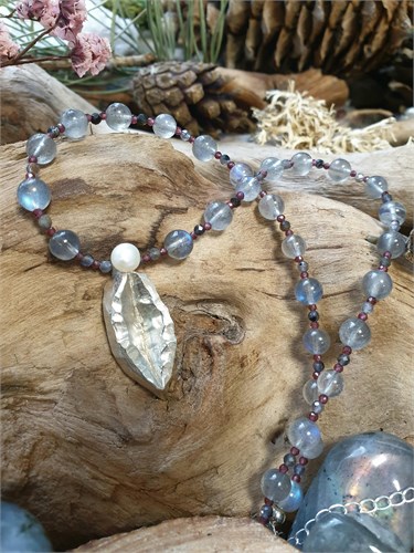 Чокер с подвеской йони "Деви" на лабрадоре подбус240