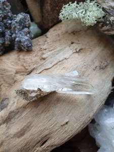 Кристалл горного хрусталя крист185