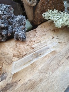 Кристалл горного хрусталя крист189