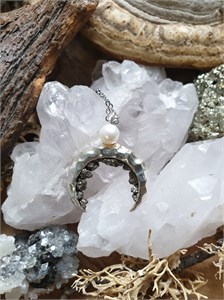 Большая Лунница с жемчужиной и пиритом блж04