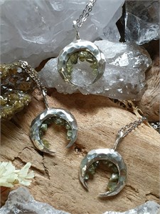 Маленькая Лунница с зеленым гранатом лунк58