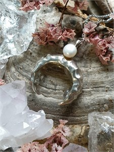Большая Лунница с жемчужиной и горным хрусталем блж15