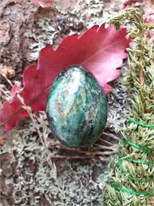 Фуксит (аура-кварц) средний фср17