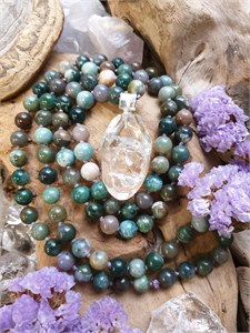 Горный хрусталь на бусах из мохового агата подбус223