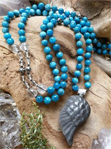 Крыло из обсидиана на бусах из апатита, горного хрусталя, терагерца подбус224