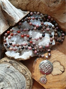 Солнцеворот на бусах из родонита, яшмы и горного хрусталя подбус236