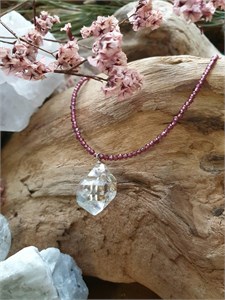 Чокер с подвеской из горного хрусталя на гранате подбус239