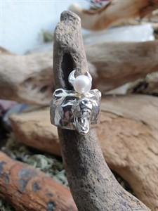 Кольцо медведида-берегиня с белой жемчужиной КольМБ1