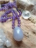 Семя намерения из агата на бусах из аметиста подбус200 - фото 17482