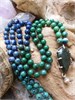 Лабрадор с жемчужиной на бусах из азурмалахита подбус225