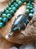 Лабрадор с жемчужиной на бусах из азурмалахита подбус225